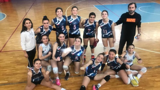 GENÇ KIZLAR VOLEYBOL TAKIMIMIZ YARI FİNAL GRUBUNDA SON MAÇINI 3-0 YENEREK FİNAL GRUBUNA ADINI YAZDIRDI.