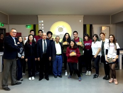 LİSEMİZİN OKUL MECLİSİNİN DÜZENLEDİĞİ BİLGİ YARIŞMAMIZDA EĞLENCELİ DAKİKALAR YAŞANDI.
