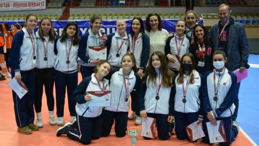 GENÇ KIZLAR VOLEYBOL TAKIMIMIZ İZMİR İL MÜSABAKALARINI 4.LÜKLE TAMAMLAMAYI BAŞARARAK İZMİR'İ TÜRKİYE ŞAMPİYONASINDA TEMSİL EDECEK TAKIMLAR ARASINA KATILMAYA HAK KAZANDI.