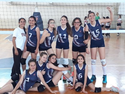 YILDIZ KIZLAR VOLEYBOL TAKIMIMIZ GRUP BİRİNCİSİ OLARAK YOLUNA DEVAM EDİYOR