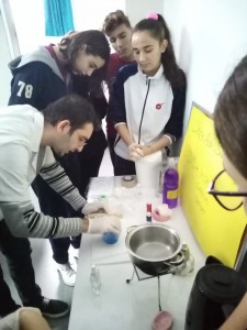 10.SINIF ÖĞRENCİLERİMİZ KİMYA LABORATUVARINDA
