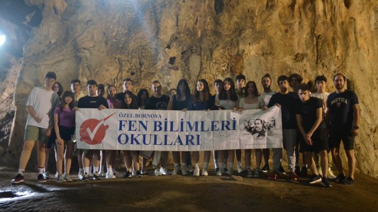 ÖZEL FEN BİLİMLERİ BORNOVA ANADOLU LİSESİ OLARAK 10. VE 11. SINIF ÖĞRENCİLERİMİZ İLE UŞAK-ANTALYA-PAMUKKALE GEZİMİZİ GERÇEKLEŞTİRDİK.