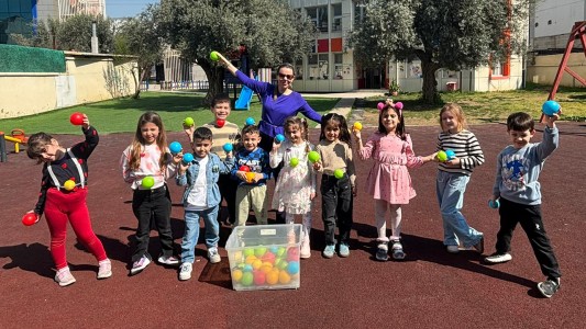 KELEBEK SINIFI RENKLİ TOPLARLA OYUN OYNAYARAK GÜZEL HAVANIN VE BAHARIN TADINI ÇIKARDI 