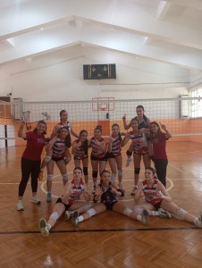 VOLEYBOL GENÇ KIZLAR-A TAKIMIMIZ BORNOVA KAYMAKAMLIK KUPASI TURNUVASI'NDA İLÇE BİRİNCİSİ OLMUŞTUR.