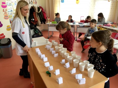 1-A SINIFI ÖĞRENCİLERİ ZİHİNDEN TOPLAMA İŞLEMİ OYUNUYLA ÇOK EĞLENDİLER, EĞLENEREK ÖĞRENDİKLERİNİ PEKİŞTİRDİLER.