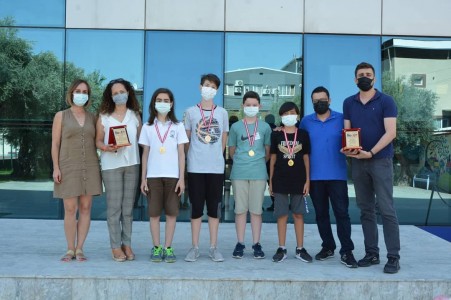 TÜRKİYE GENELİ ROOT 2021 ROBOTİK KODLAMA ONLİNE TURNUVASINDA FİNALE KALAN 2 TAKIMIMIZA PLAKETLERİ VERİLMİŞTİR.