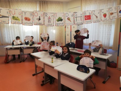 1.SINIF ÖĞRENCİLERİMİZ İSPANYOLCA DERSİNDE EVİN BÖLÜMLERİ KONUSUNU ÖĞRENDİKTEN SONRA HAYAL ETTİKLERİ EVLERİNİ TASARLAYARAK HEM EĞLENCELİ BİR DERS YAPTILAR HEM ÖĞRENDİKLERİ KONUYU PEKİŞTİRDİLER.