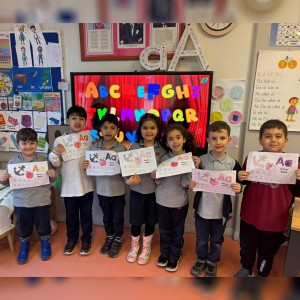 1. SINIF ÖĞRENCİLERİMİZ İNGİLİZCE ALFABE YAZMA VE FONETİK ÇALIŞMALARINA BAŞLAMIŞTIR.