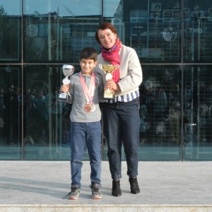 İLKOKUL 4. SINIF ÖĞRENCİMİZ KEREM ÖZKAN, TRAMPOLİN CİMNASTİK KULÜPLERARASI TÜRKİYE ŞAMPİYONASI 11-12 YAŞ ERKEKLER KATEGORİSİNDE SENKRON 3.'SÜ, TAKIMIYLA TÜRKİYE 2.'Sİ VE KARADENİZ KUPASI 2.'Sİ OLMUŞTUR.