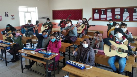 ÖZEL FEN BİLİMLERİ OKULLARI OLARAK SOSYAL SORUMLULUK PROJESİ KAPSAMINDA OLUŞTURULAN EĞİTİM ELÇİLERİ GRUBU BU SENE 5. KERMESİNİ VAN HAYDAR BEY İLKOKUL VE ORTAOKULU'NA MÜZİK ALETLERİ ALMAK İÇİN GERÇEKLEŞTİRDİ.