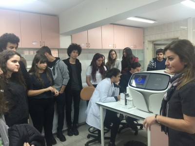 12.sınıf öğrencilerimiz Ege Üniversitesinde Genetik Laboratuvarlarını ziyaret etti