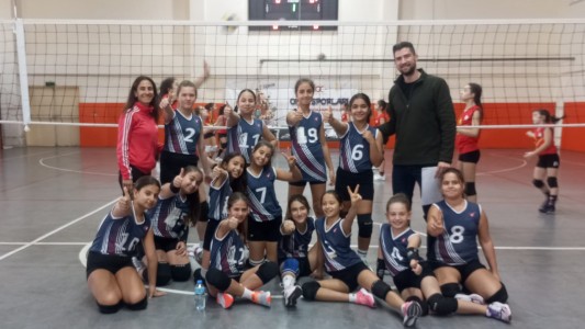 KÜÇÜK KIZLAR VOLEYBOL TAKIMIMIZ OKUL SPORLARI MAÇINDA.