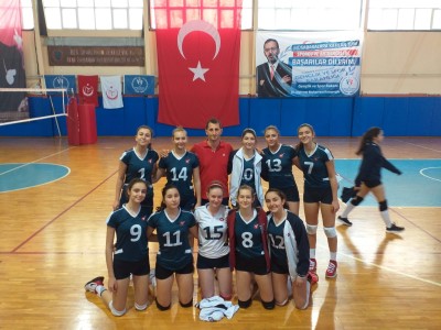 GENÇ KIZ VOLEYBOL TAKIMIMIZ İZMİR FİNALLERİNE ÇIKARAK TÜRKİYE ŞAMPİYONASINDA OYNAMA HAKKI KAZANMIŞTIR.