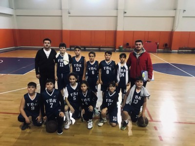 ERKEKLER BASKETBOL TAKIMIMIZ OKUL SPORLARI MÜSABAKALARINA GALİBİYET İLE BAŞLADI.