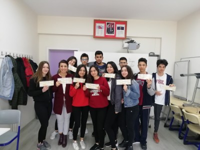 10. VE 11.SINIFLAR BİYOLOJİ DERSİNDE, GEÇMİŞ YILLARDA ÖĞRENDİKLERİ TANIMLARI, TOMBALA OYUNUYLA TEKRAR ETTİLER.