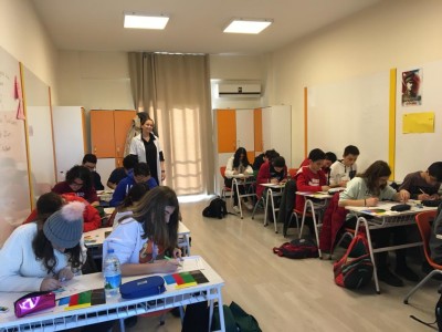 ÖĞRENCİLERİN MATEMATİKSEL BECERİLERİNİ ÖLÇEN NİTELİKTE AÇIK UÇLU SORULARDAN OLUŞAN,MATEMATİKSEL MATERYALLER VE BOYA KALEMLERİ KULLANARAK YANITLANAN ,AYRINTILI GERİ DÖNÜTLER ALARAK KENDİSİNİ DEĞERLENDİREBİLEN MATBEG SINAVINI 4,5,6,7 VE 8. SINIF ÖĞRENCİLERİMİZE UYGULADIK.
