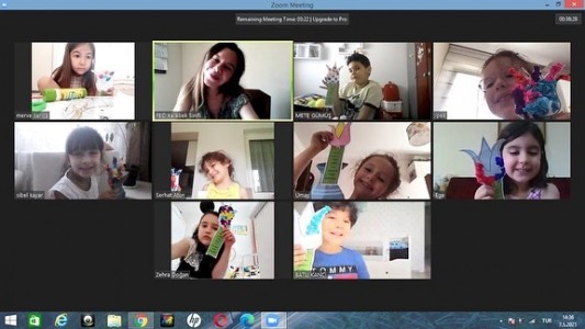 KOZA VE KELEBEK SINIFI İLE ONLİNE DERSLERİMİZDE “ANNELER GÜNÜ” HAKKINDA SOHBET ETTİK