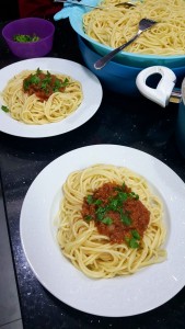 BU HAFTA GASTRONOMİ KULÜBÜ ÖĞRENCİLERİ DÜNYA MUTFAĞINDAN ''BOLONEZ SOSLU SPAGETTİ'' TARİFİNİ UYGULAYARAK HEM ÖĞRENDİLER HEM EĞLENDİLER.